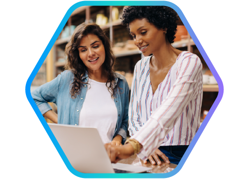 duas mulheres olhando para notebook