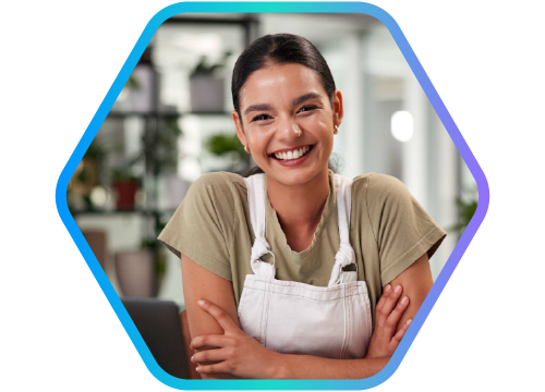 mulher jovem de braos cruzados e sorrindo