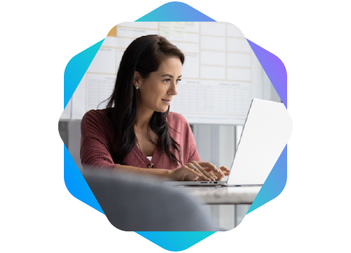 mulher mexendo em notebook