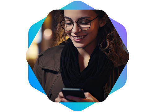 mulher sorrindo mexendo em celular