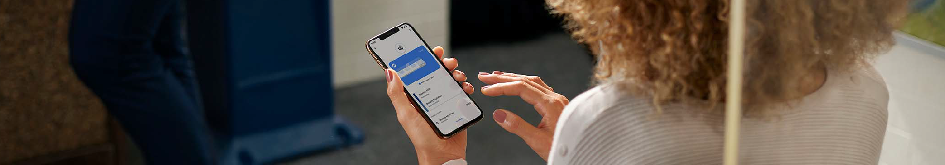 mulher e metrô mexendo em celular
