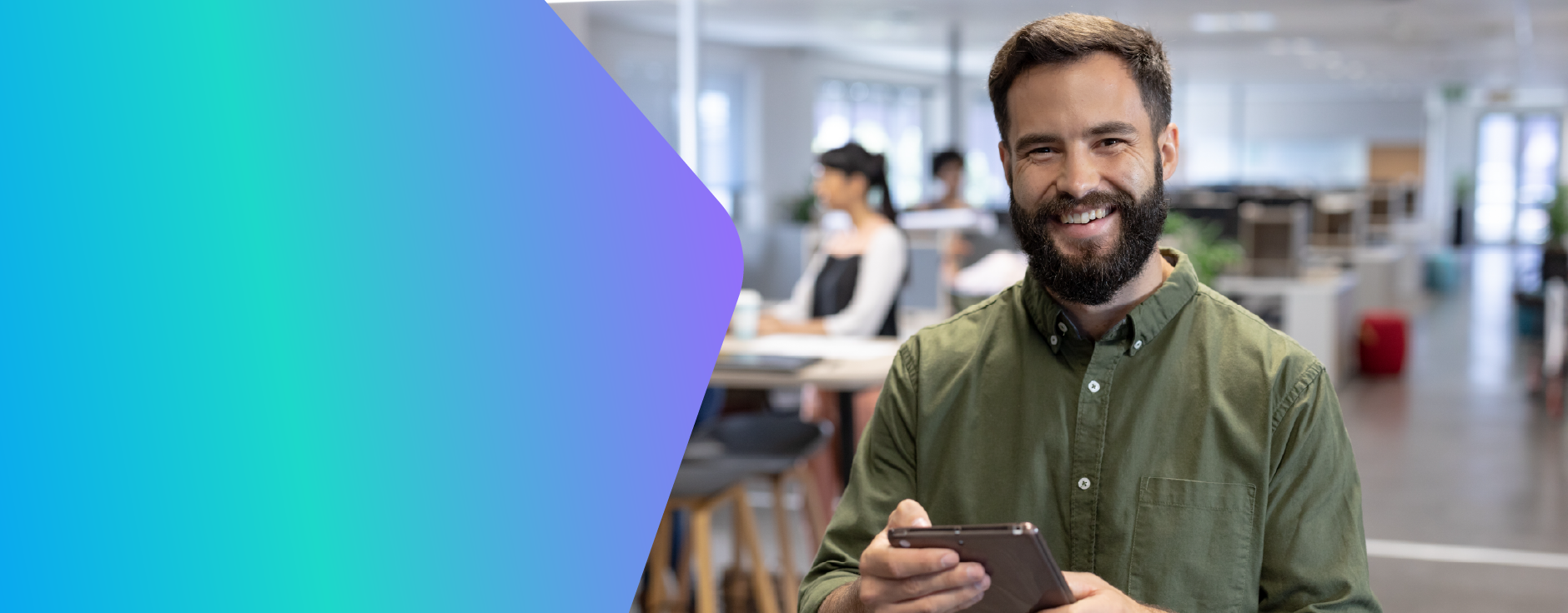 homem de barba sorrindo com tablet na mão