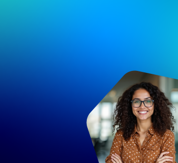 mulher com bra�os cruzados sorrindo