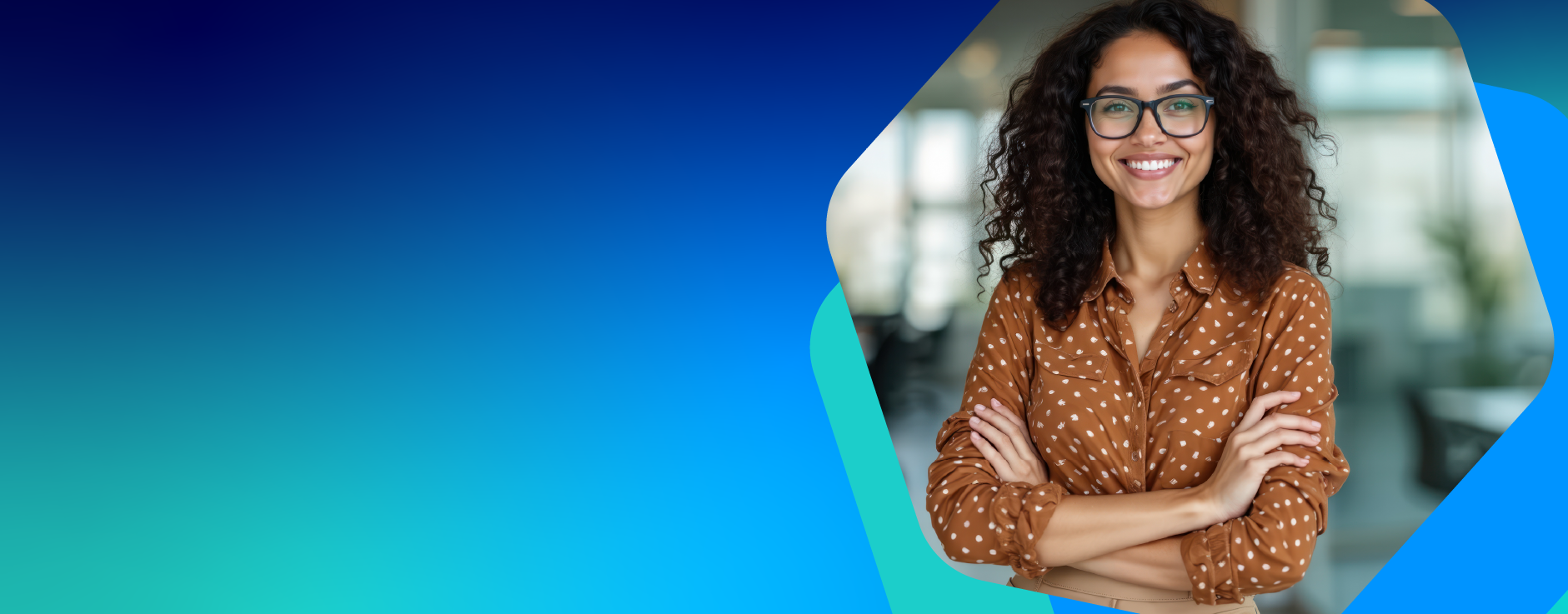 mulher com bra�os cruzados sorrindo