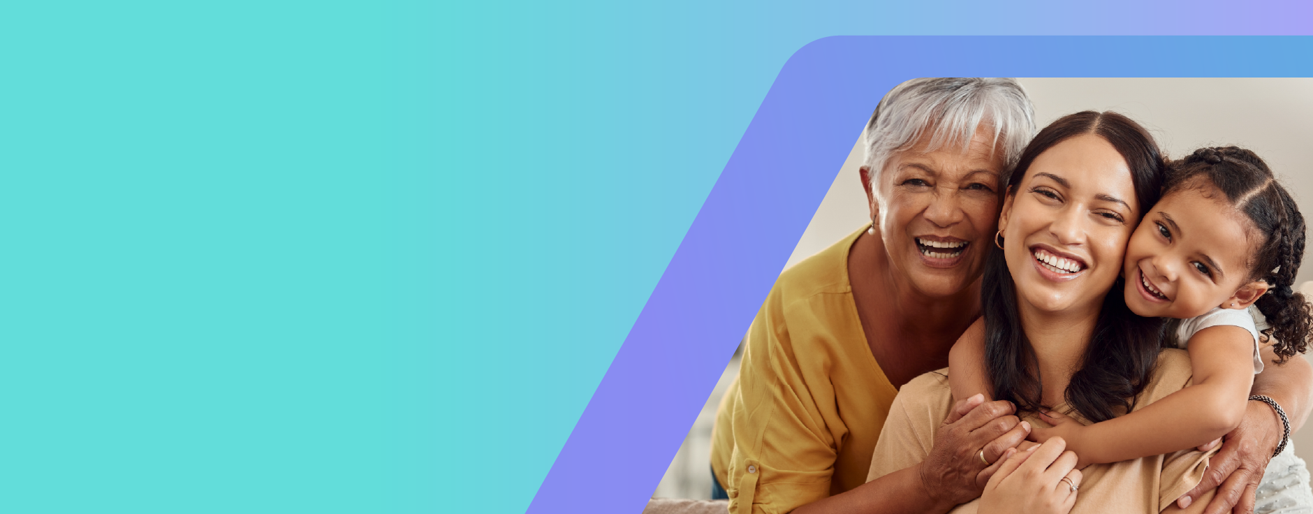 Foto de mulheres de tr�s gera��es se abra�ando.