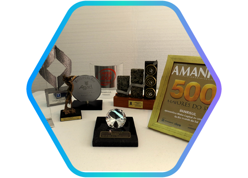 Foto de trof�us recebidos pelo Banrisul.