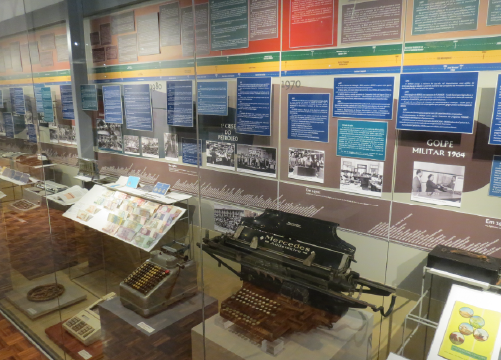 Foto da vitrine lateral direita do Espa�o Mem�ria Banrisul.