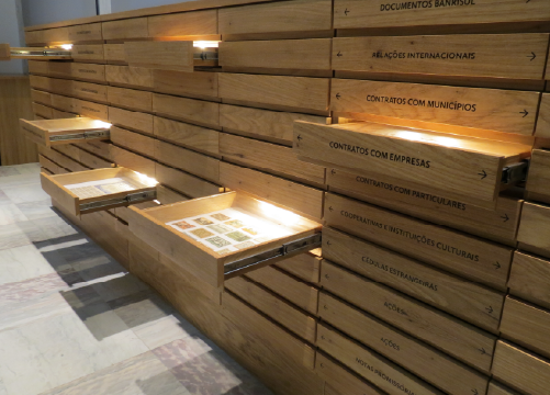 Foto de gaveteiro com documentos para consulta.