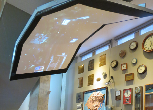 Foto da simula��o da linha do tempo do Banrisul simulando uma ab�boda celeste.