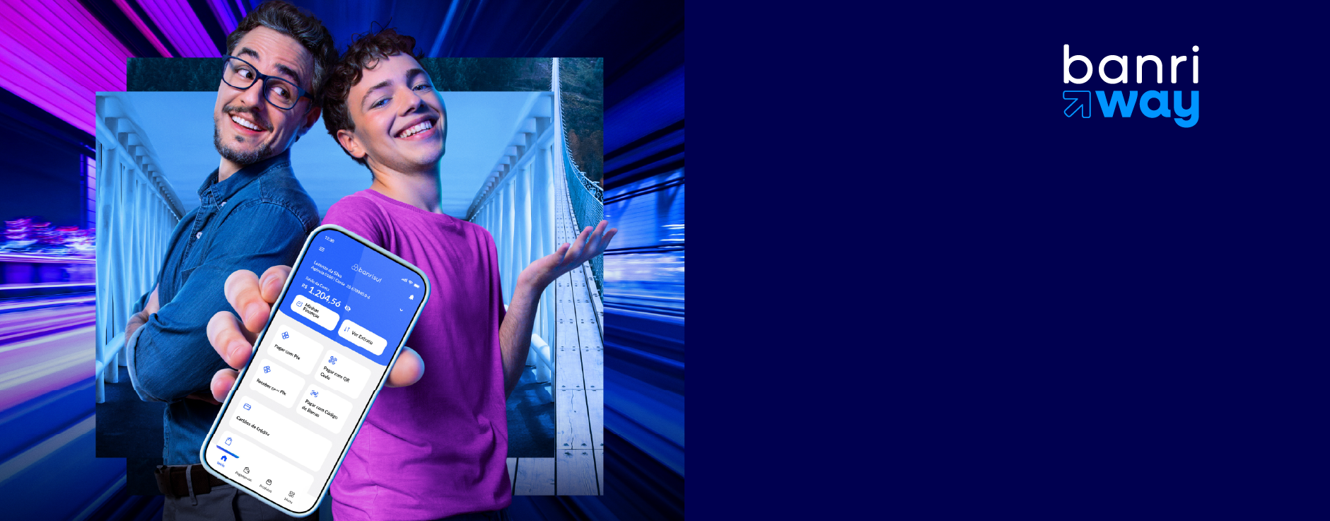 jovem segurando celular mostrando tela com app banrisul.