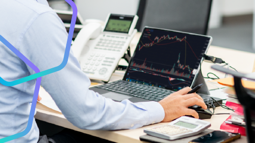 imagem de homem jovem segurando tablet, hex�gonos sobrepostos na imagem