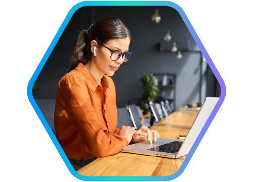 imagem de mulher sentada de �culos e cabelos presos trabalhando em notebook