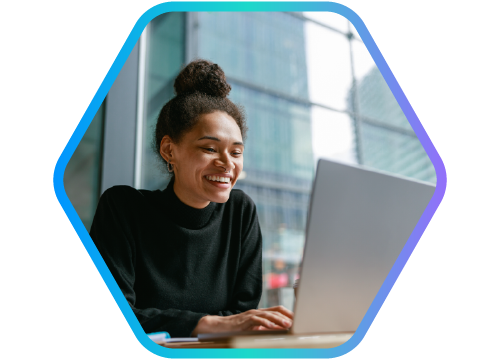 imagem de mulher negra sorrindo mexendo em notebook