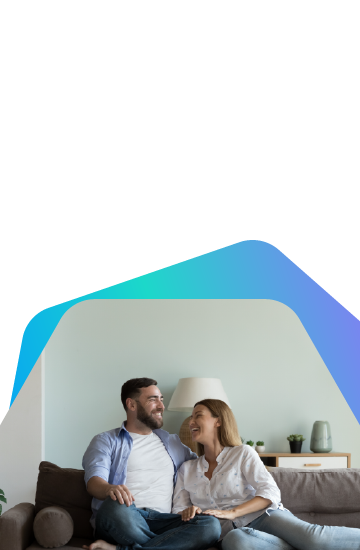 casal abra�ado sentado no sof� sorrindo